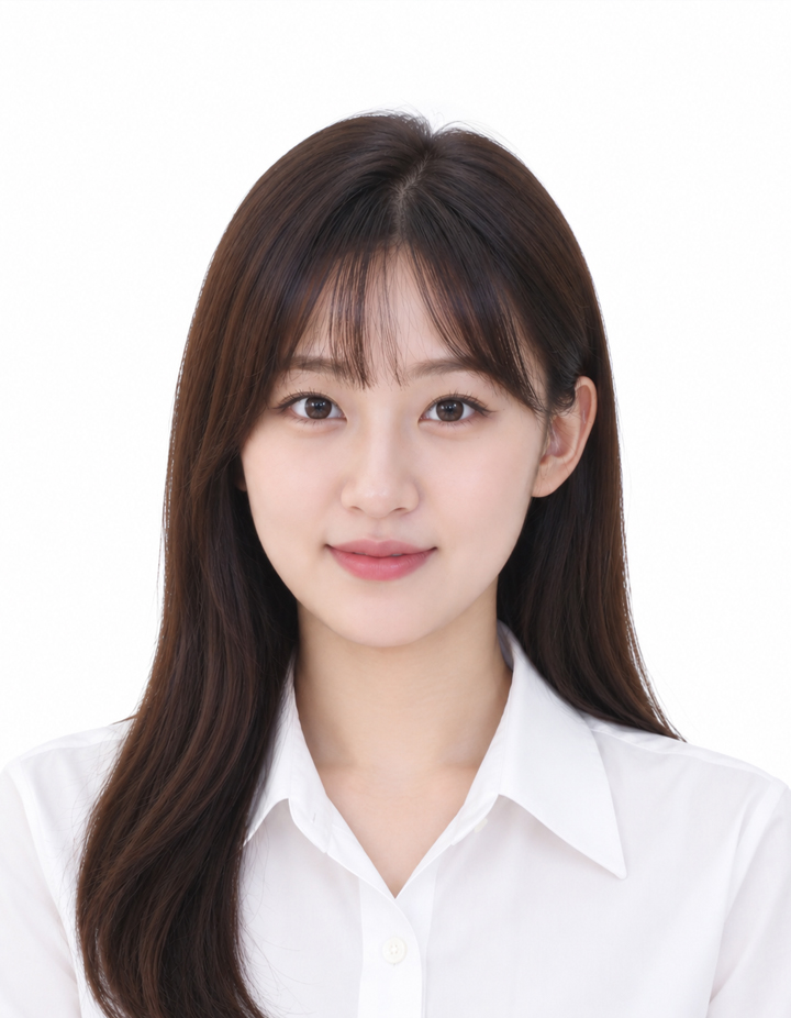 흰색 셔츠를 입은 여성의 증명사진. 깔끔한 흰색 배경에서 자연스럽게 내린 긴 생머리와 단정한 앞머리, 부드러운 미소로 밝고 신뢰감 있는 인상을 표현한 사진.