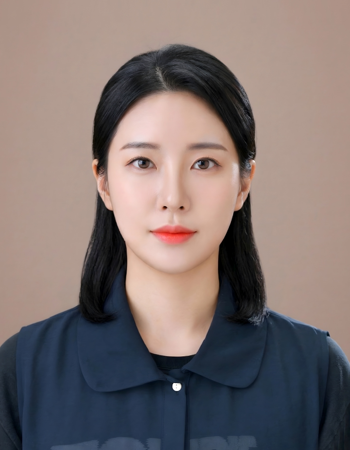 네이비색 블라우스를 입은 여성의 증명사진. 차분한 베이지색 배경에서 단정한 중단발 헤어스타일과 정면을 바라보는 자연스러운 표정으로 깔끔하고 세련된 인상을 표현한 사진.