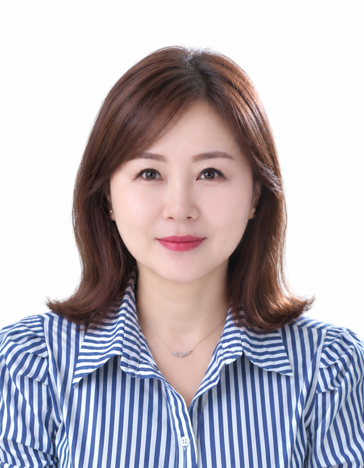 파란색 스트라이프 셔츠를 입은 중년 여성의 증명사진. 단정한 어깨 길이 헤어스타일과 부드러운 미소로 자연스럽고 신뢰감 있는 인상을 표현한 사진.