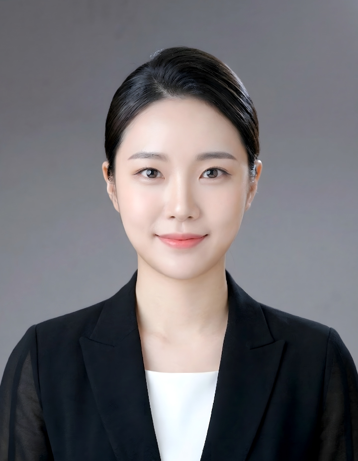 검은색 정장과 흰색 상의를 입은 여성의 취업사진. 단정한 헤어스타일과 자연스러운 미소로 깔끔하고 신뢰감 있는 인상을 표현한 사진.