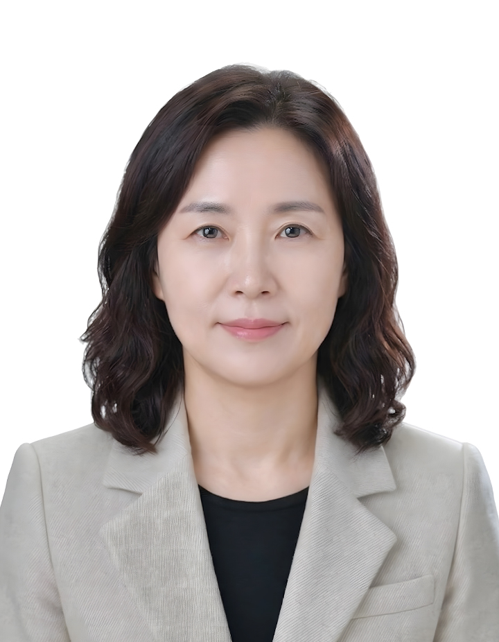베이지색 재킷과 검은색 상의를 입은 중년 여성의 증명사진. 자연스러운 웨이브 헤어스타일과 차분한 미소로 단정하고 신뢰감 있는 인상을 표현한 사진.