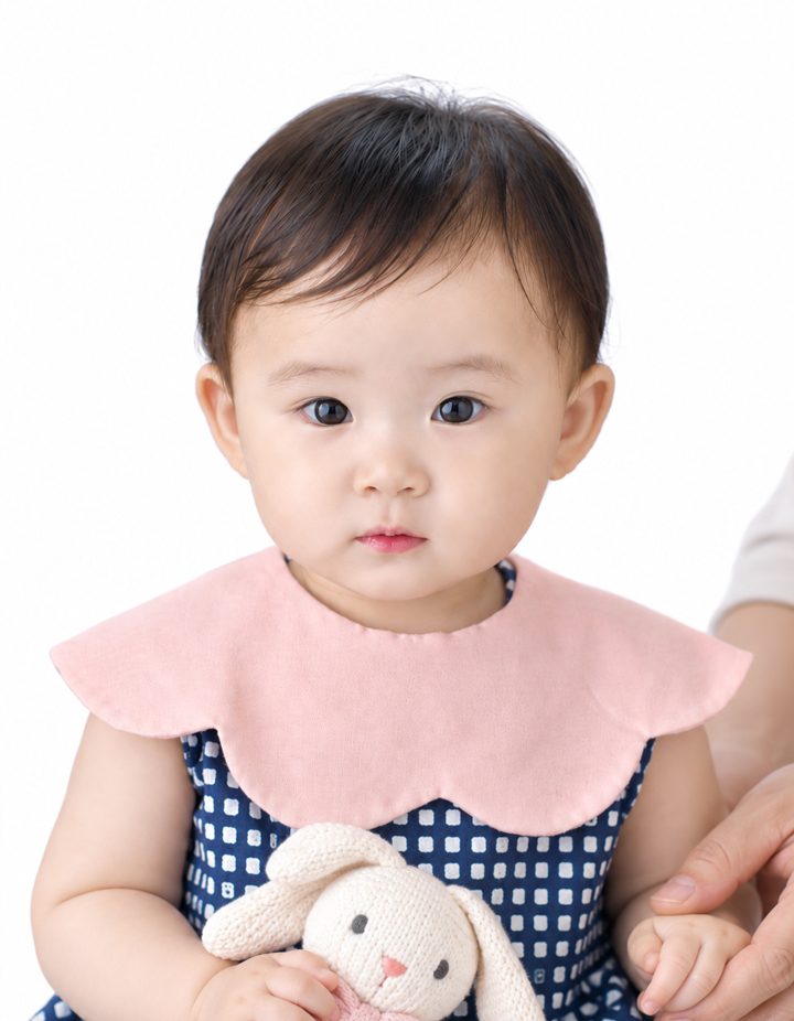 반려사유-보호자의 손이나 신체일부가 나와서 부적합한 여권사진