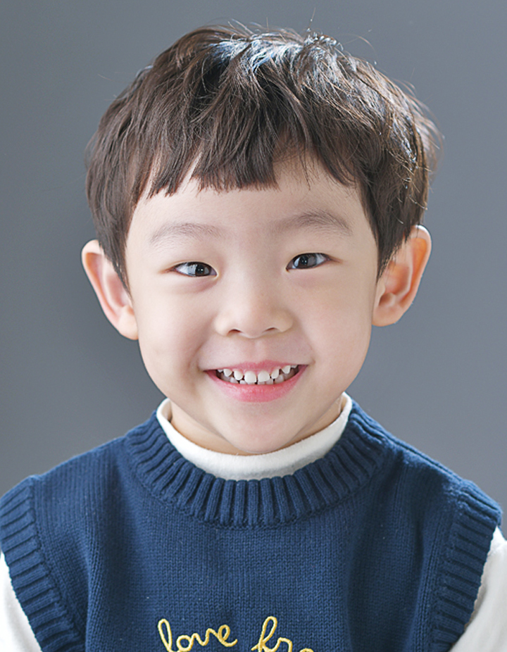 반려사유-배경이 흰색이아니라서 부적합한 여권사진